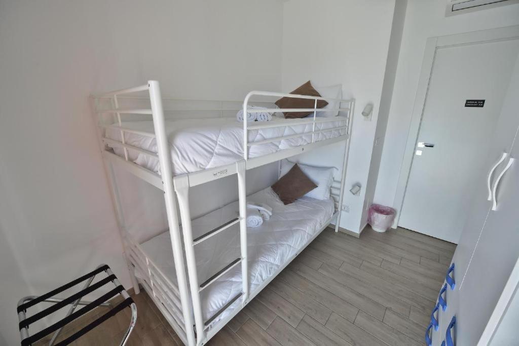 Karol Wojtyla Airport Bari Hotel Екстериор снимка