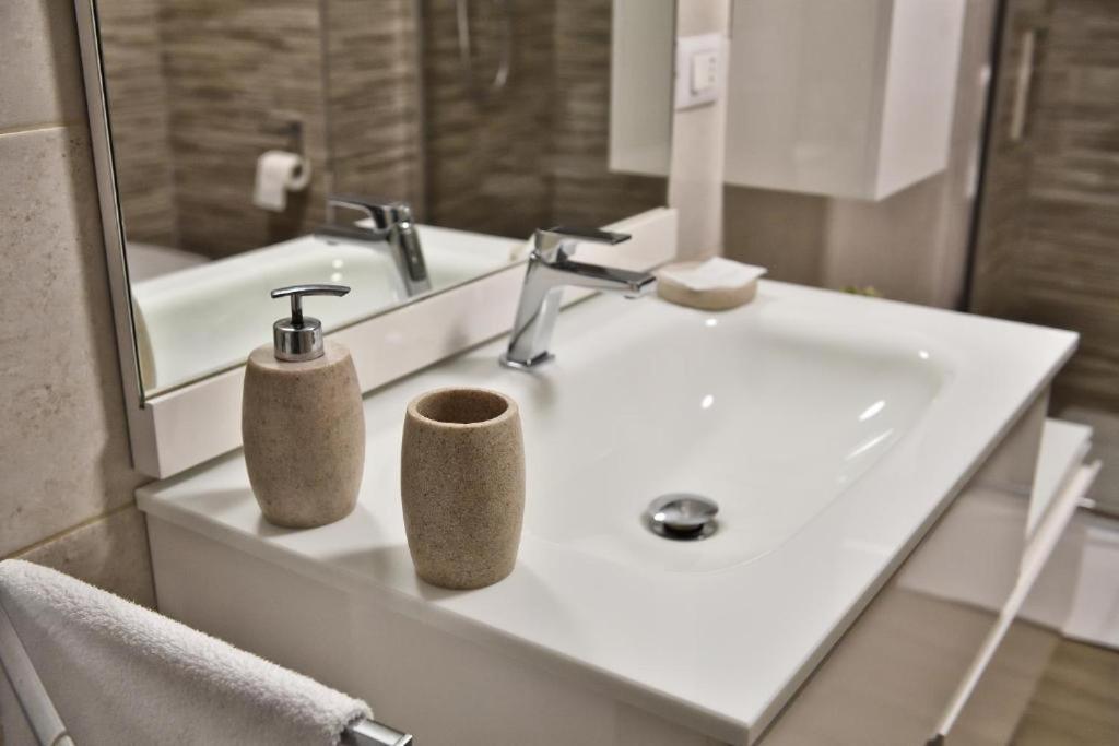Karol Wojtyla Airport Bari Hotel Екстериор снимка